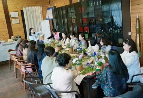 東湖畔花事：以指尖美學，赴一場春日心靈SPA——武漢企業(yè)家國學人文班&工商管理班插花雅集活動紀實 223.jpg